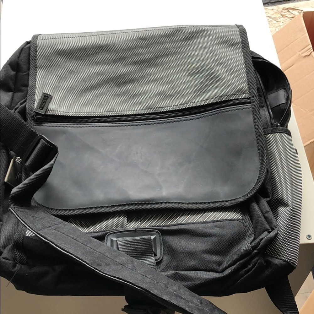 Leeds messenger bag